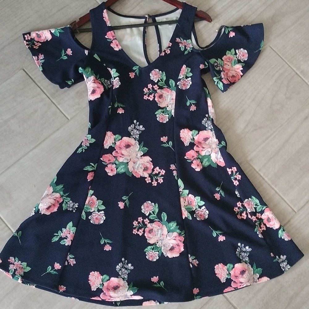 Off shoulders dress